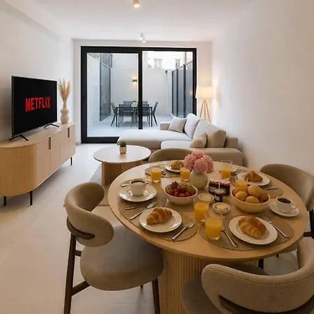 Luxury 1br & Sofa Bed, Patio, 7min To The شقة