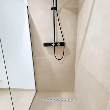 Luxury 1br & Sofa Bed, Patio, 7min To The شقة